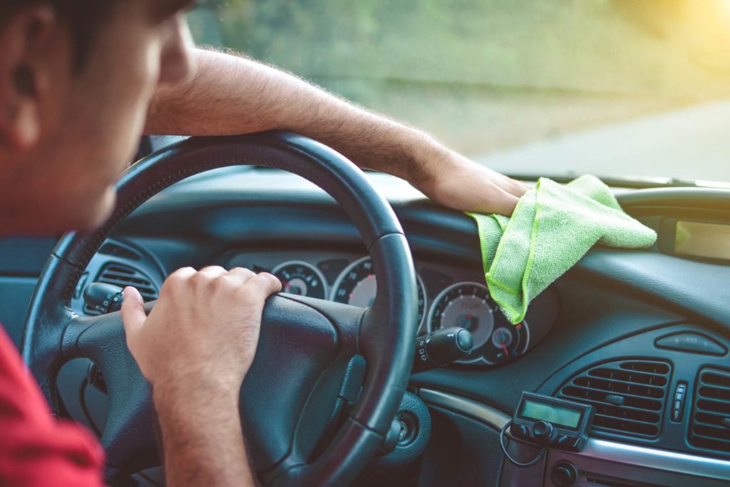 membersihkan dashboard mobil
