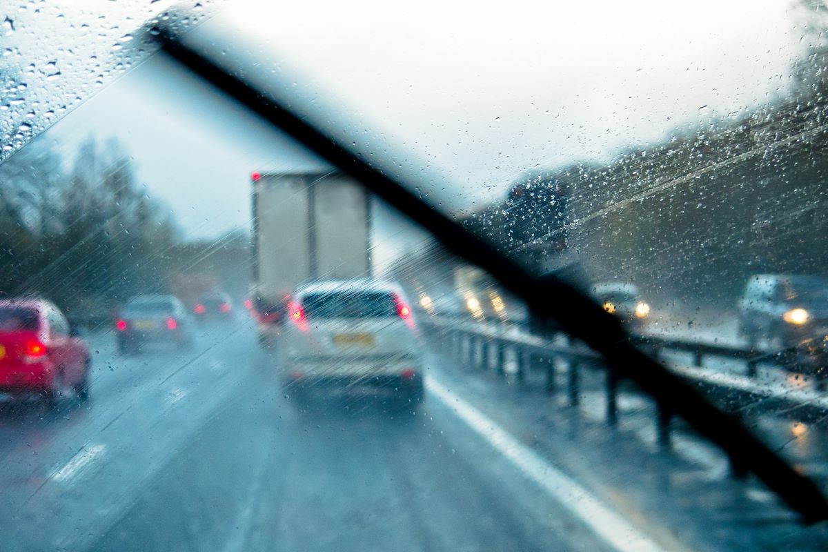 hidupkan wiper saat hujan